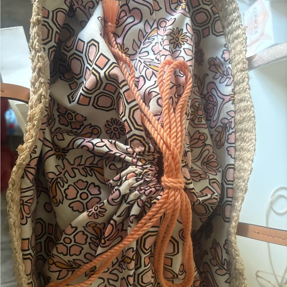 Title
Tory Burch Straw Beach Tote – Large – New - Picture 2 of 6